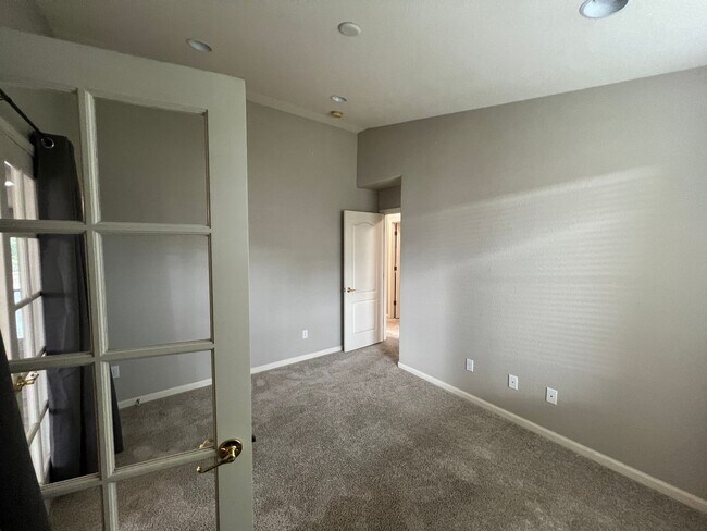 Building Photo - 4 bedrooms, an office and single-story home with a pool!!