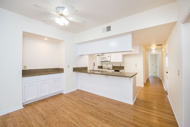 Building Photo - Updated 2 BR- 2 BA in FOUNTAIN VALLEY