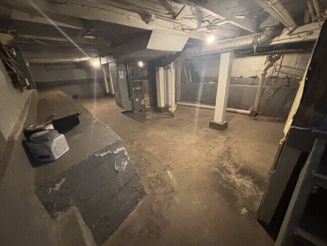 Building Photo - "Charming 2-Bed Duplex Gem in Grand Rapids...