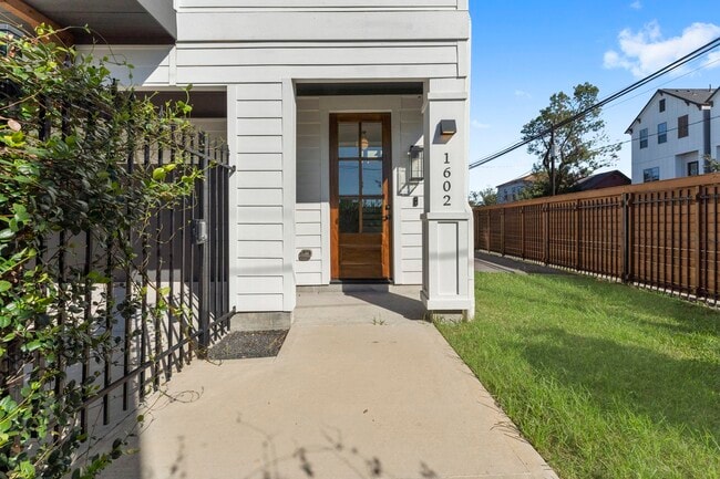 Building Photo - 1602 Chestnut St