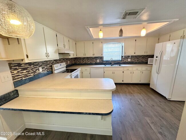 Building Photo - 350 Vesta Cir