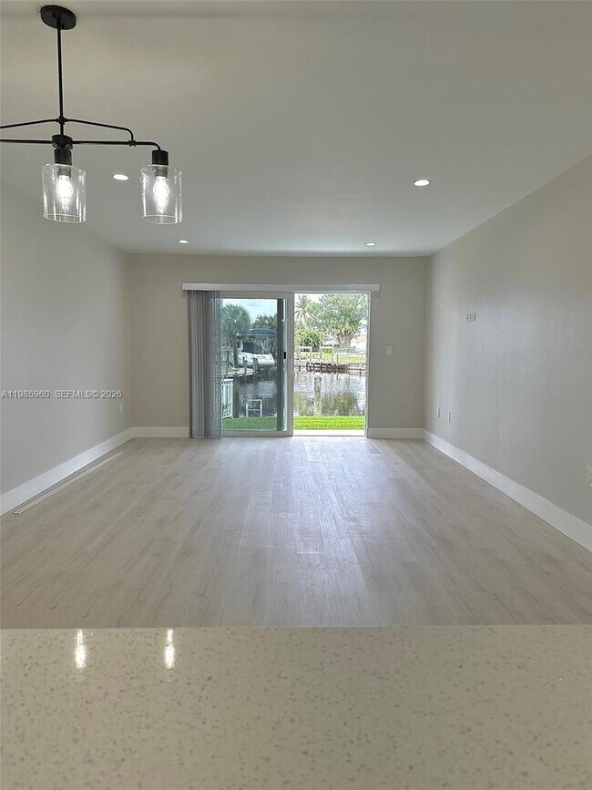 Building Photo - 708 Victoria Dr