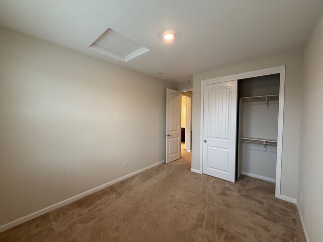 Building Photo - 2021 built two story in Oakdale!