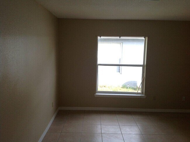 Building Photo - Taft Area/S Orange Ave - Cute 3 bedroom 2 ...