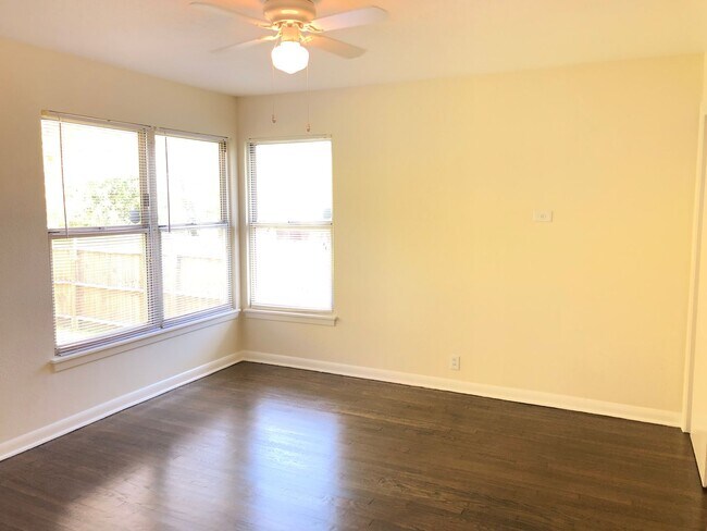 Building Photo - 210 Laddie Pl