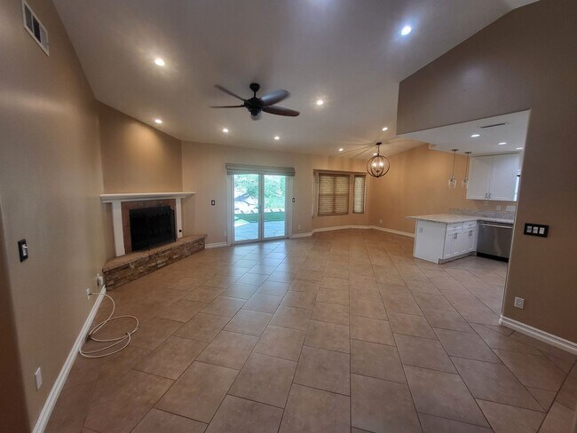 Building Photo - REALLY Cute 4 BR in The Vineyard with RV Parking - 11,000sf Lot + Designer Touches