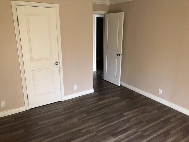 Building Photo - 3 BD 1 Full Bath Remodeled Upstairs Condo