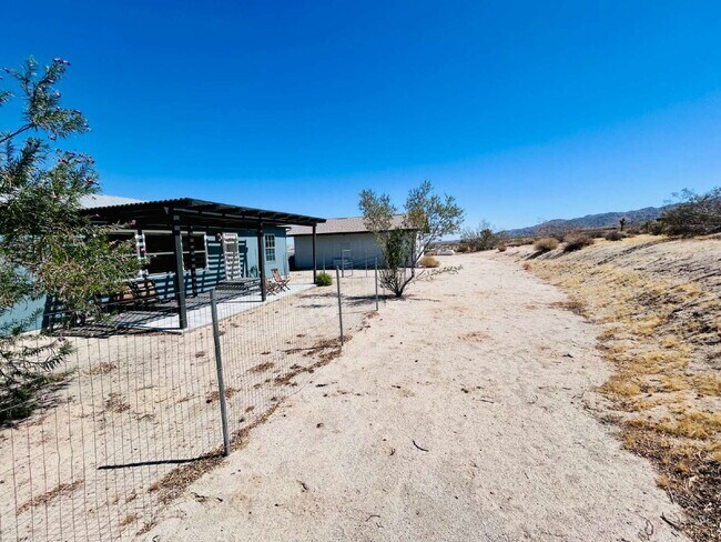 Building Photo - Updated 3 bd, 2 ba on 1.98 Acres with Hot Tub!