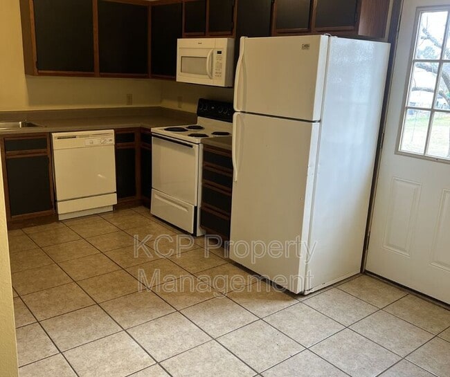 Building Photo - 3210 Phoenix Ave