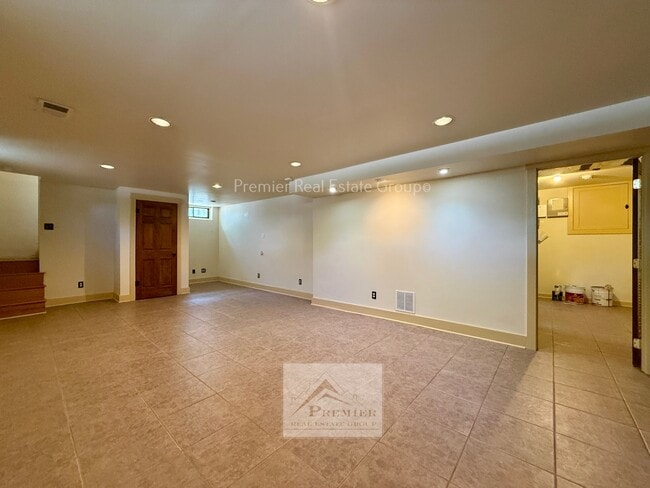 Building Photo - 429 E San Rafael St