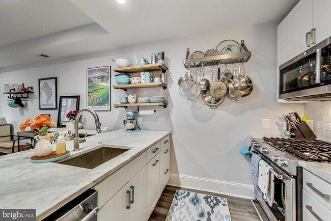 Building Photo - 819 D St NE