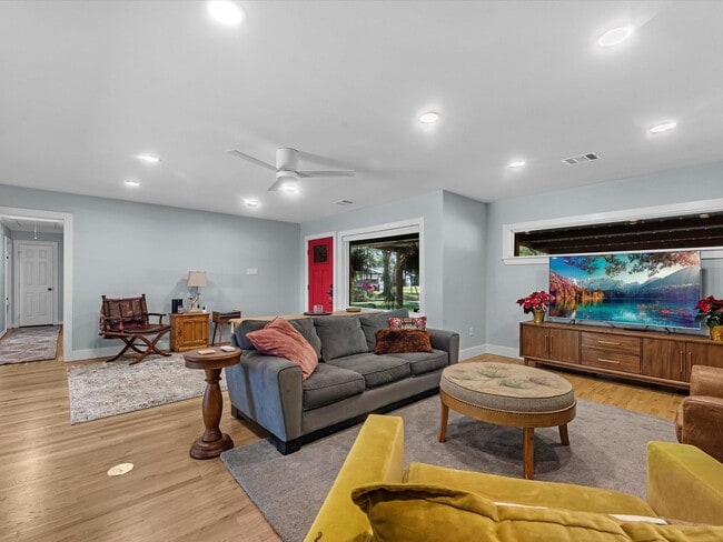 Building Photo - 712 Barbara St