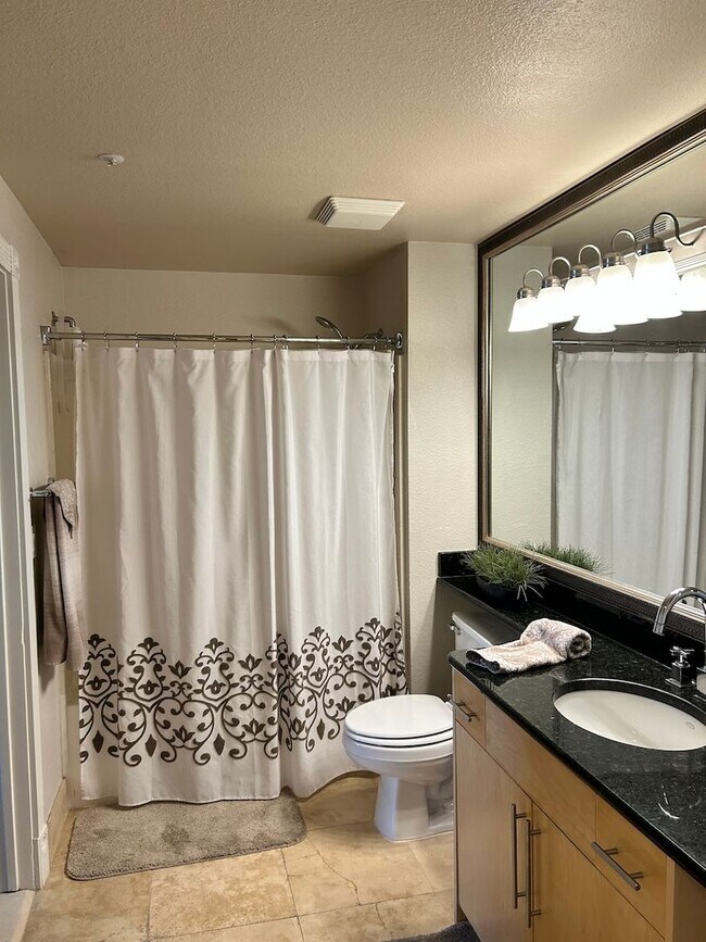Building Photo - Gorgeous fully furnished strip view condo ...
