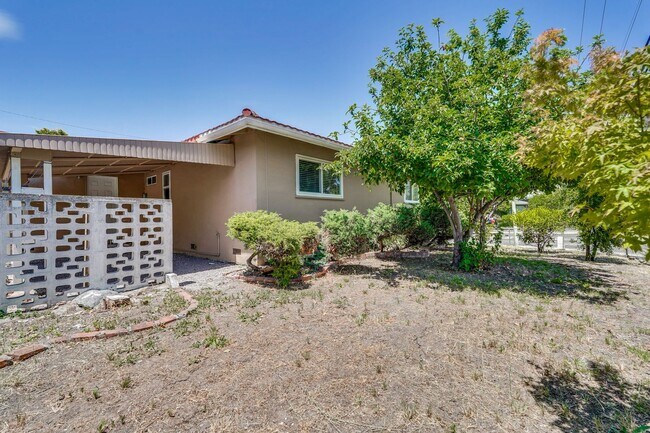 Building Photo - FOR RENT – Beautifully Updated 4 Bed / 3 Bath Home in Prime Santa Clara Location (NVIDIA)