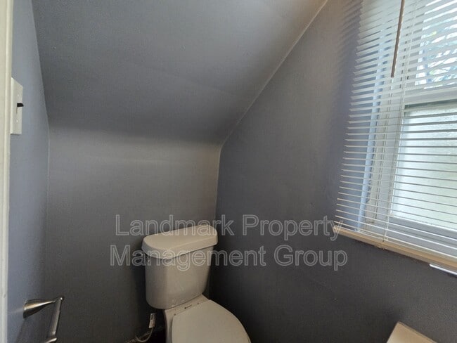 Building Photo - 15205 Maplewood Ave
