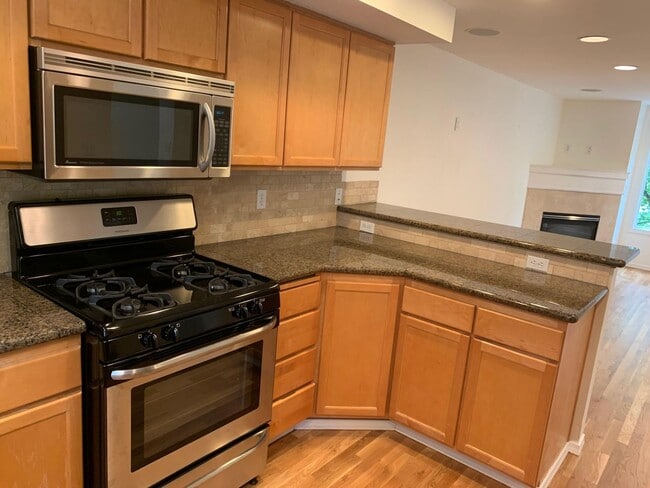 Building Photo - In the heart of Green Lake 3 bed 2.5 bath townhome for rent