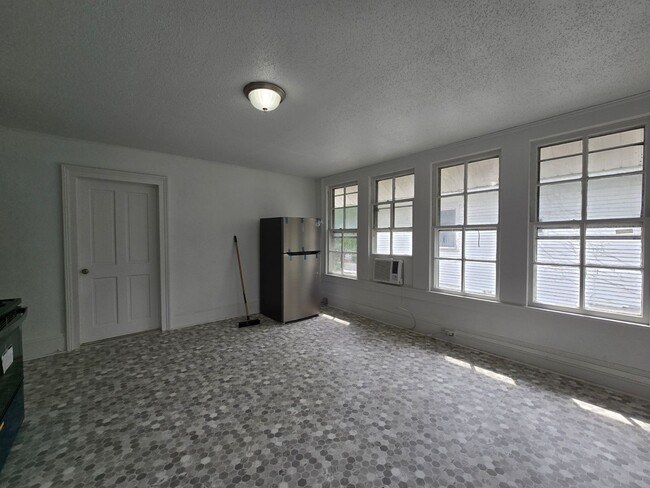 Building Photo - 403 W Hampton Ave
