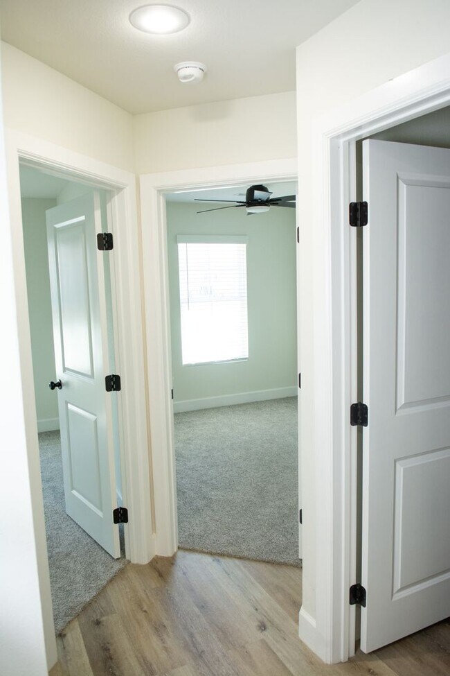 Building Photo - Newer Townhouse in the heart of West Fork !