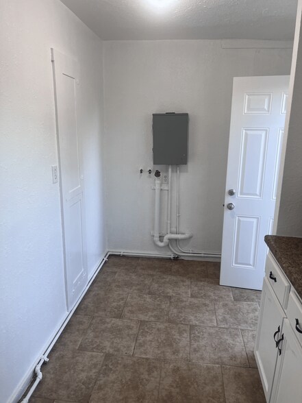 Building Photo - 967 N White Ave