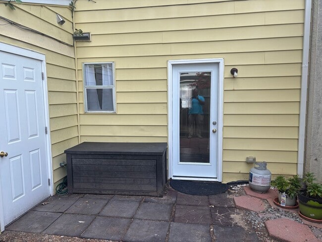 Building Photo - Charming 3 Bedroom 1.5 Bathroom Newport Ne...