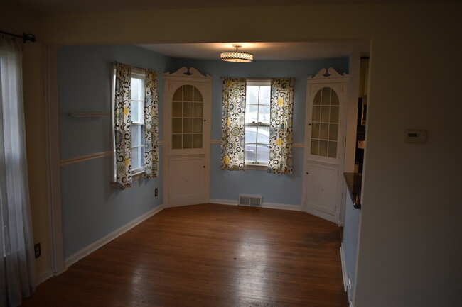 Dinning area with built-in corner cabinets - 18921 Coffinberry Blvd