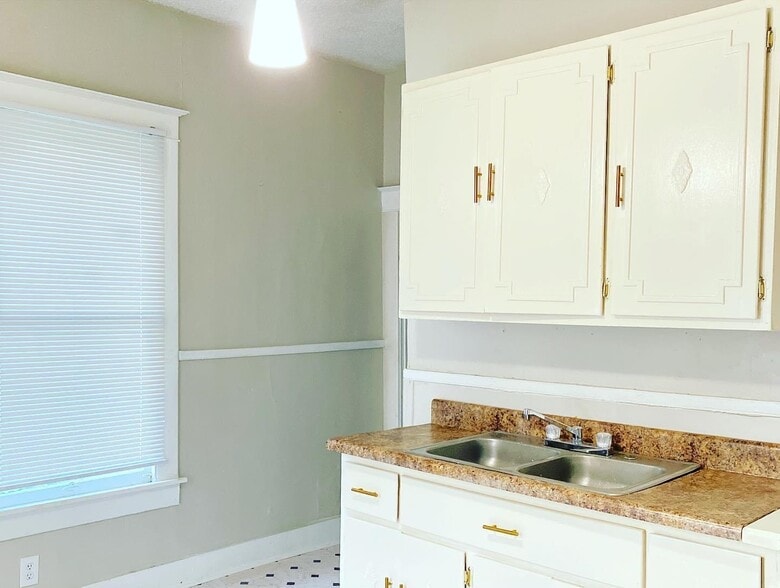 Building Photo - 1936 E McLemore Ave