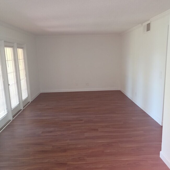 Building Photo - 3918 La Mirada Dr N