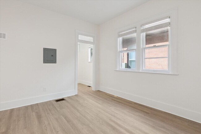 Building Photo - Fall 2026 Pre-Lease RENOVATED STUDIO Apart...