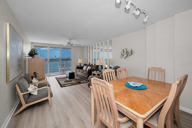 Building Photo - 6085 Bahia Del Mar Cir N