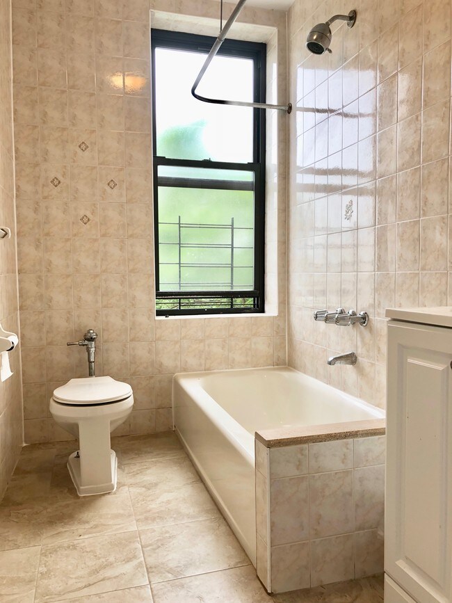 Building Photo - 114 Albemarle Rd