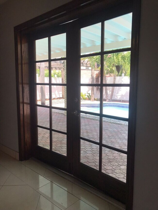 Building Photo - Miami Beach Home with a Pool!