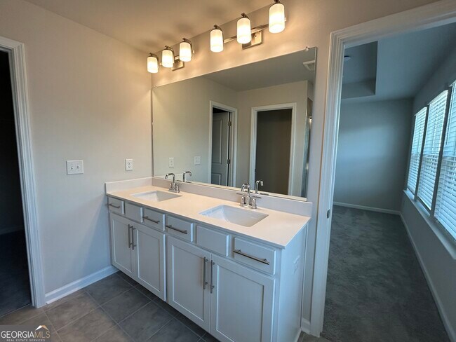 Building Photo - 2725 Harrison Dr