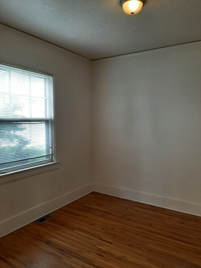 Building Photo - College Housing - 4 bedrooms