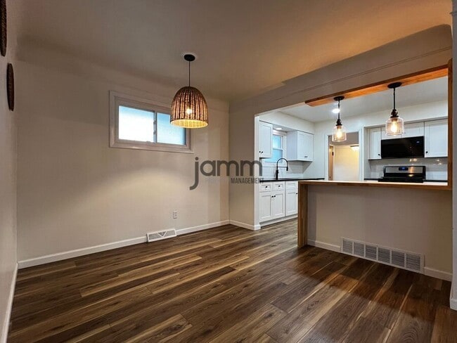 Building Photo - 2702 Grovewood Ave