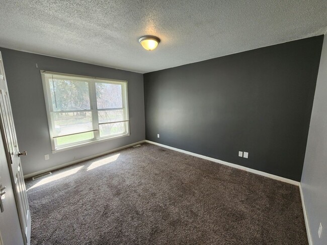 Building Photo - Beautiful 4 bed 2 bathroom house