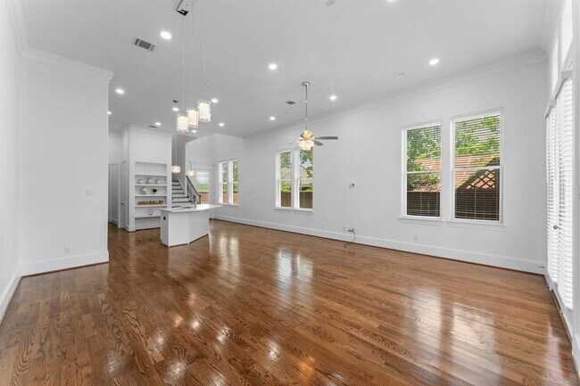 Building Photo - 1038 E 29th St