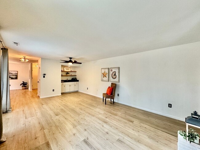 Building Photo - READY 06-11-26!! Fantastic Condo By The Beach! Fenced Patio - All Appliances - Community Pool!