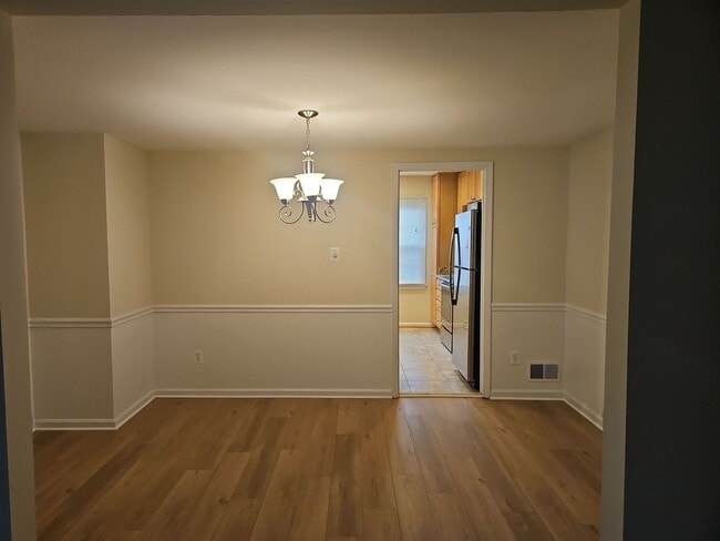 Building Photo - Location is Everything With This 3 Bed 3.5 Bath Townhouse in Hampton Court Community