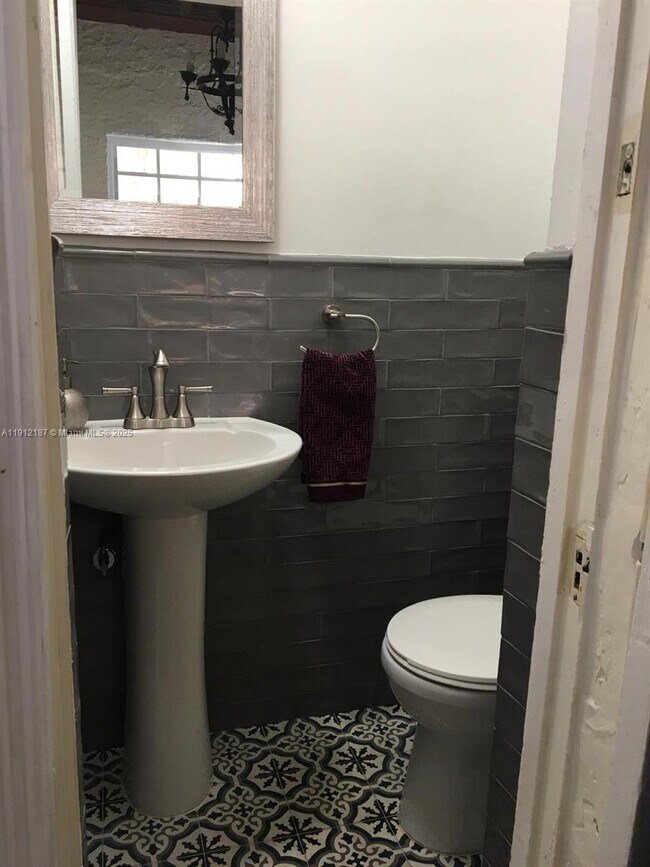 Building Photo - 327 Menores Ave