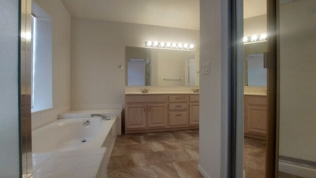 Building Photo - GORGEOUS GLENDALE HOME!