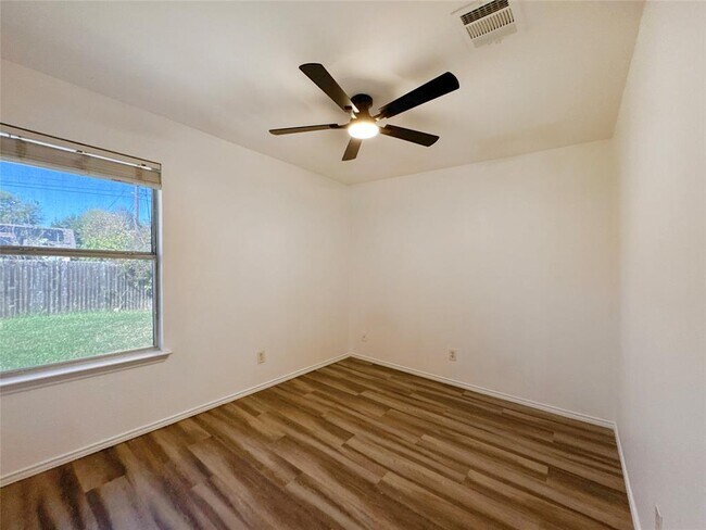 Building Photo - 1901 Holly Springs Dr