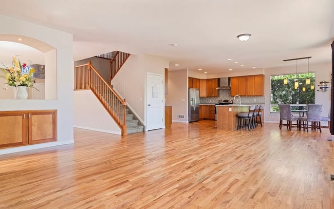 Building Photo - Huge room in a large shared home, private ...