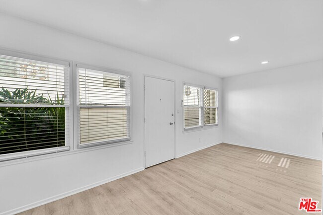 Building Photo - 926 N Spaulding Ave