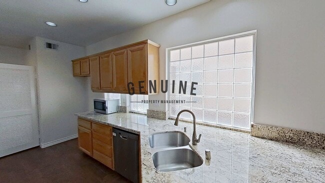 Building Photo - Spacious 3Bd 2.5Ba Home w/Den