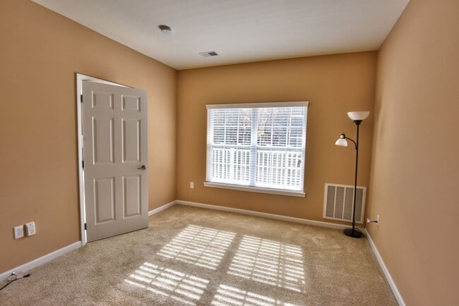 Building Photo - Second Floor Front View 2 Bedroom in a Gated Community!