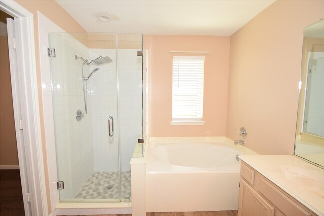 Building Photo - 18010 Golden Ridge Dr
