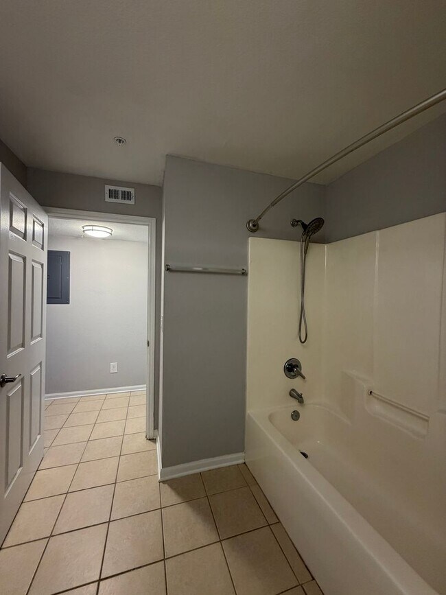 Building Photo - Newly Upgraded and Spacious 2B/2B Unfurnished Condo near Beach in Destin!