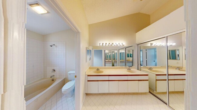 Building Photo - Spacious 3Bed/2.5Bath/Garage Home in Via Verde