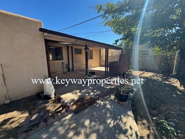 Building Photo - Classic 2 bed 1 bath home in NE ABQ