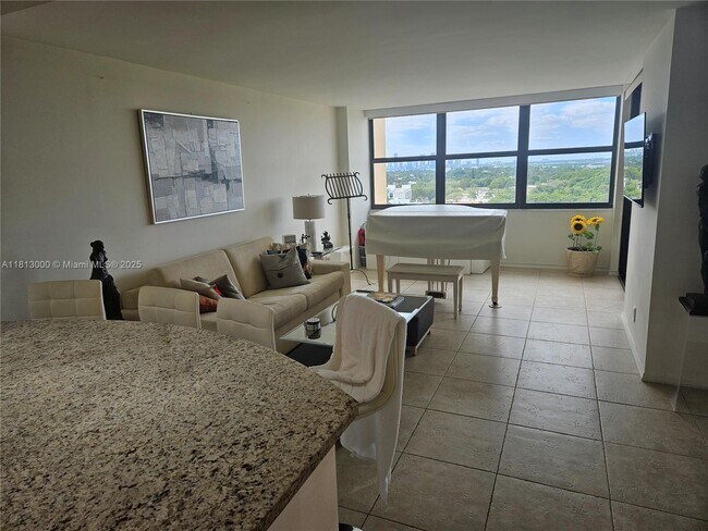 Building Photo - 2555 Collins Ave